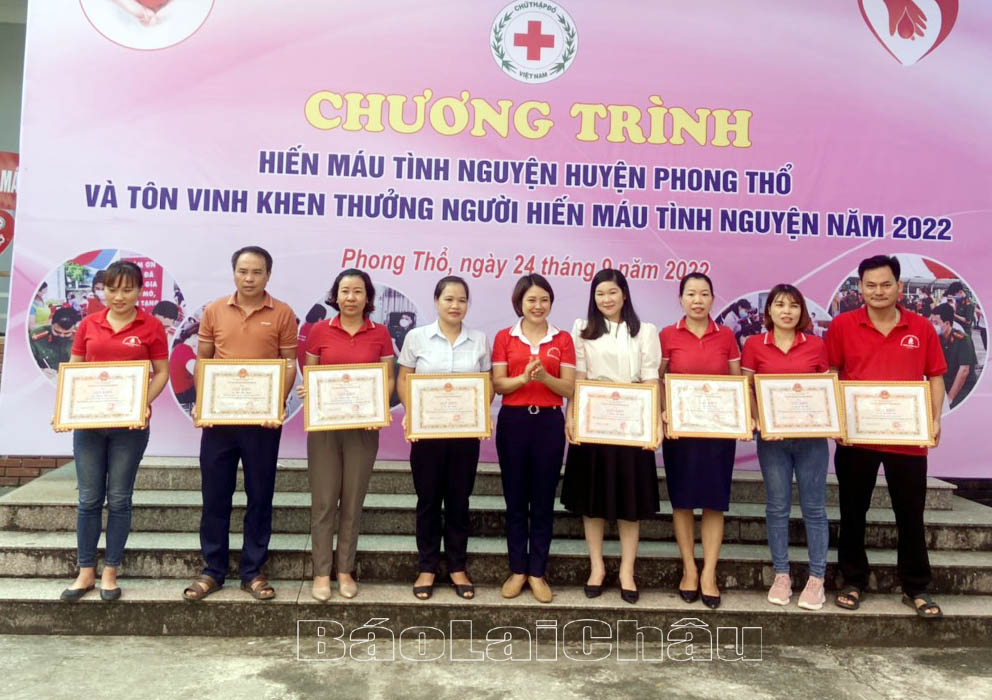 Đồng chí Trang Thu Hường – Chủ tịch Hội Chữ thập đỏ huyện Phong Thổ, Phó Trưởng Ban chỉ đạo vận động hiến máu tình nguyện huyện trao Giấy khen cho các cá nhân.